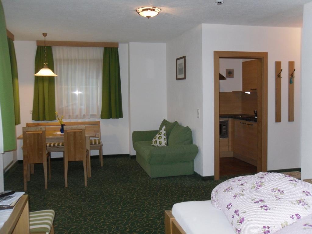 Jenneweinhof Hotell Tux Rum bild